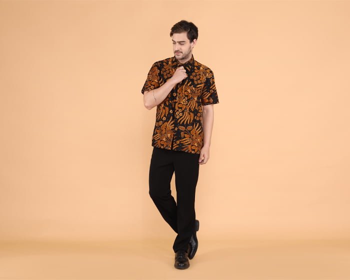 foto model baju batik pria tampil elegan