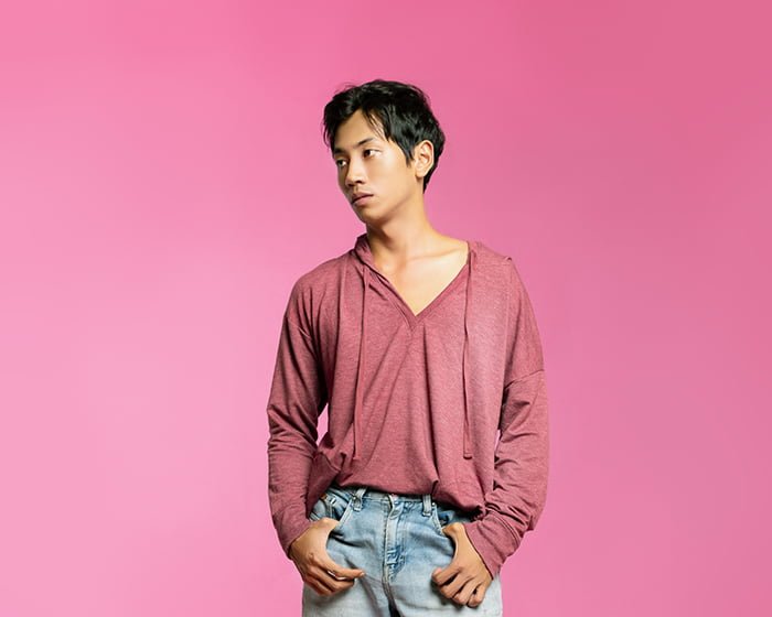 contoh foto model pria dengan jumper background warna pink