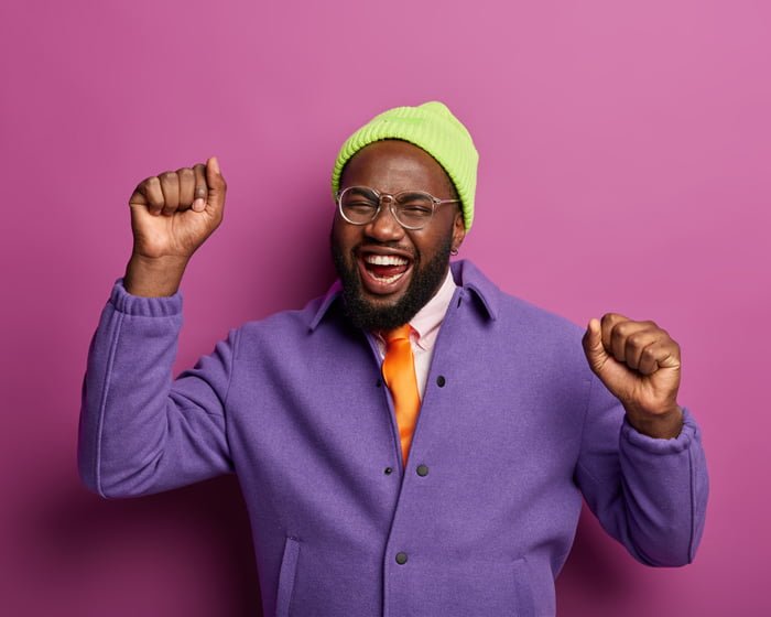 upbeat carefree black bearded man dances with clenched fists has carefree mood cheers moves actively rejoices nice event wears fashionable bright clothes enjoys pleasant music tunes - 5 Rahasia agar Warna Foto Produk Bisa Sesuai dengan Produk Aslinya