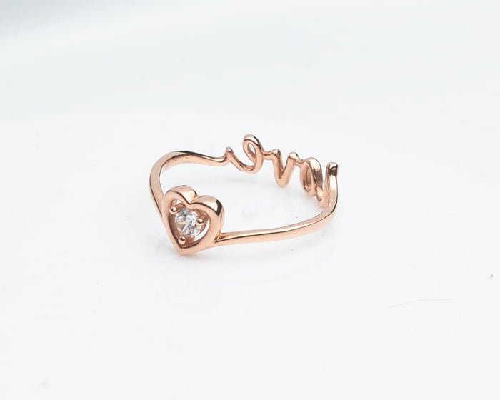 foto produk cincin kawin tulisan love warna rose gold