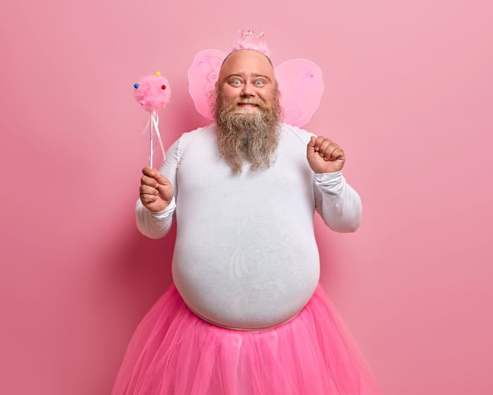 foto kreatif bapak dengan baju pink lucu yang menarik perhatian